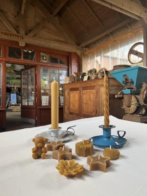 Animation autour de bougies à la cire d'abeille