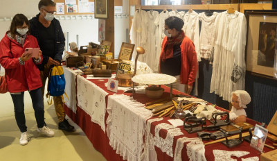Feel free to make the best out of this special event! Organized yearly by the museum, its aim is to showcase
the great variety of traditional Breton costumes and embroidery hailing from different areas of the region. It
will also help you learn more about the different techniques used to maintain old headdresses and collars, as
well as the evolution of the iron (an essential home appliance) throughout the last century.