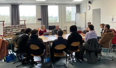 Ce matin nous sommes allés effectuer une intervention au lycée des métiers de l'automobile à  Pont de Buis.
En effet, le lycée a un projet de reconstitution d'une journée des années 50 et Marie-Alice, présidente du musée, a exposé aux élèves comment était la vie dans ces années et Gérard Le Berre, président du Labour dans le Pré a présenté l'apparition des tracteurs avec la description des différents modèles.