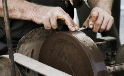 Ce dimanche 13 juillet retrouvez une nouvelle animation, le rémouleur vous montre son travail.