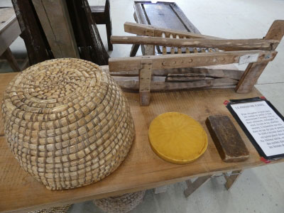Récit de Gaby Le Bras - ancien du musée - sur l'ancien équipement d'apiculture que vous pouvez découvrir à
cet atelier : 