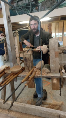Vendredi 15 et dimanche 17 août retrouvez au musée Yohann tourneur sur bois à  l'ancienne